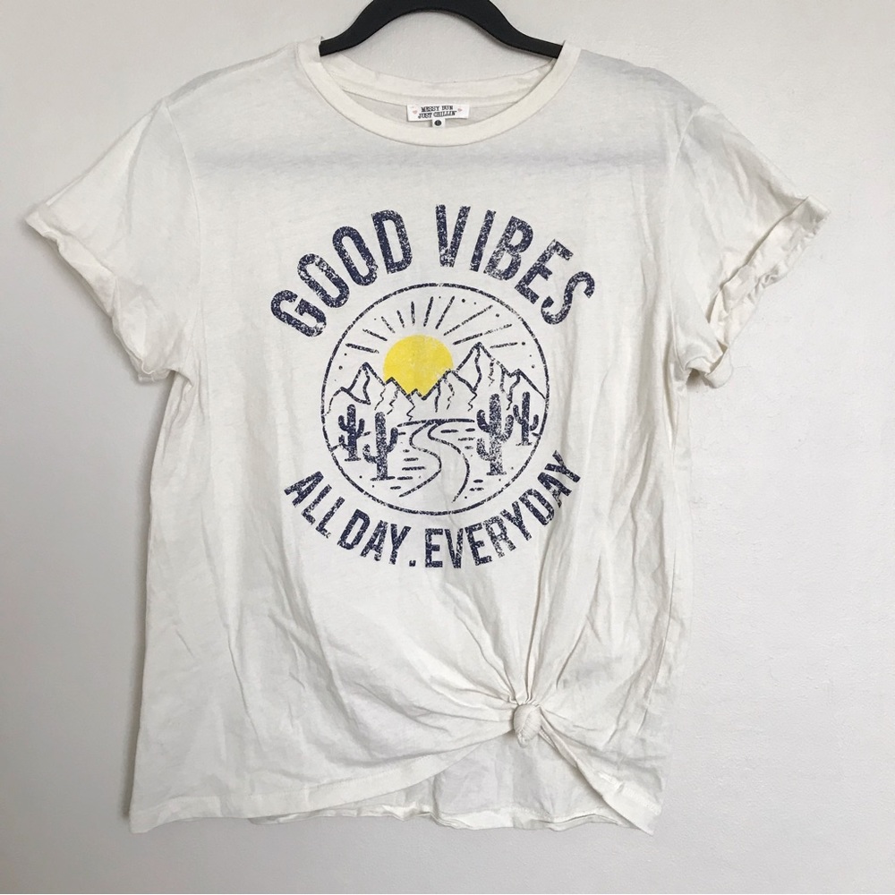 Messy Bun Just Chillin’ Good Vibes All Day Everyday Graphic T-Shirt Size Large
